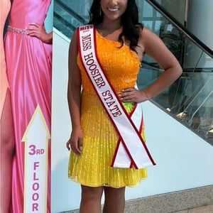 Ashley Lauren size 6